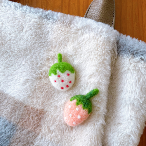 羊毛フェルト 大人かわいい 白いちごのブローチ イチゴ フルーツ