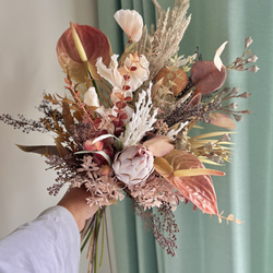 コーラルピンクのウェディングブーケ 胡蝶蘭 カラーリリー