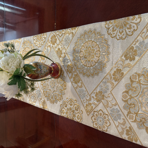 2721金の刺繍が豪華な袋帯から作ったテーブルランナーと 2721金の刺繍が豪華な袋帯から作ったテーブルランナーと