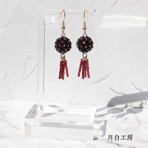 NO.136 花編みビーズボール ビーズフリンジ 【ブラック×レッド】ピアス