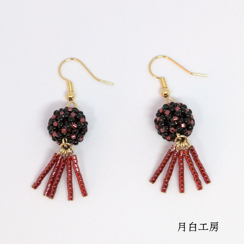NO.136 花編みビーズボール ビーズフリンジ 【ブラック×レッド】ピアス