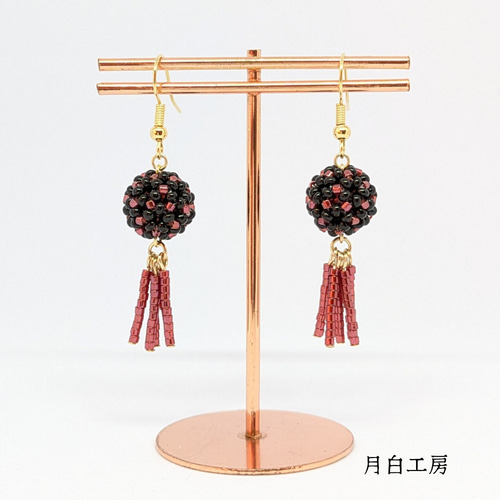 NO.136 花編みビーズボール ビーズフリンジ 【ブラック×レッド】ピアス 