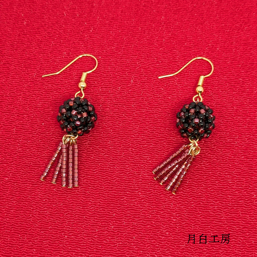 NO.136 花編みビーズボール ビーズフリンジ 【ブラック×レッド】ピアス