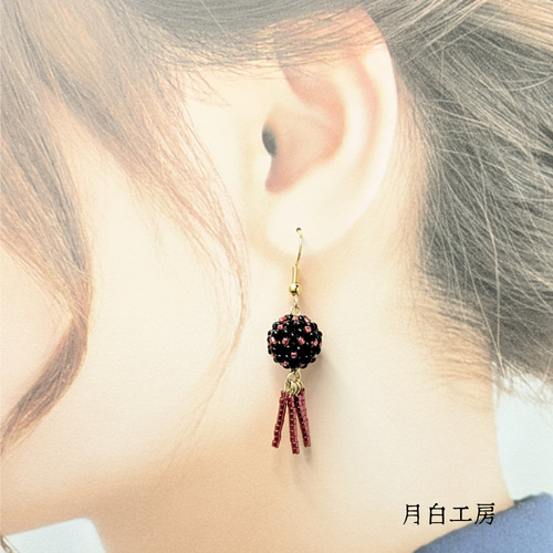 NO.136 花編みビーズボール ビーズフリンジ 【ブラック×レッド】ピアス