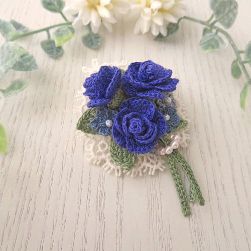 バラ色の暮し　手染め　水色　レースブラウス　おまけ 薔薇のブローチ レース編み 小さな薔薇の花束ブローチ～瑠璃色～ ブローチ 花