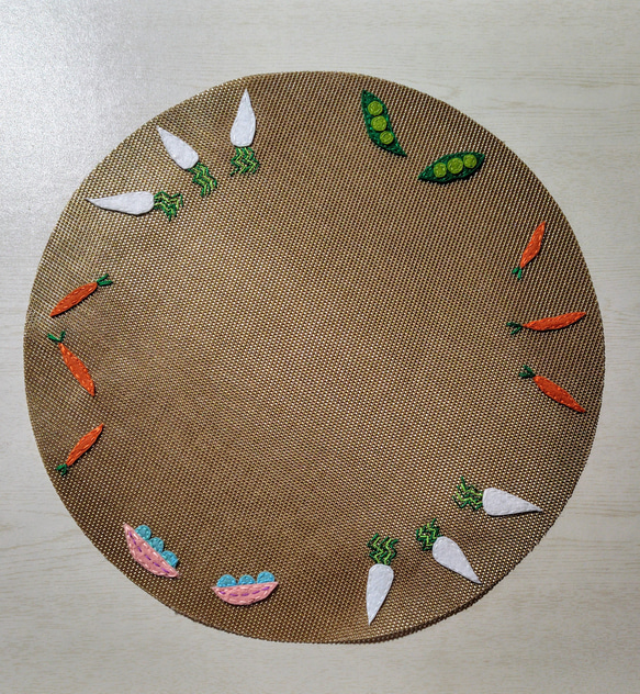 ベジタブルパレード フェルト手刺繍ランチョンマット 円形