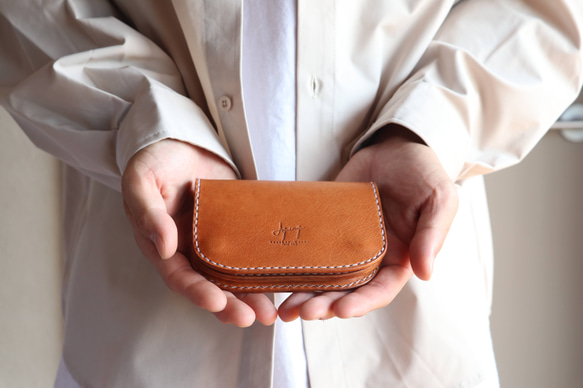 コンパクト」と「大容量」を兼ね備えたミドルフラップウォレット