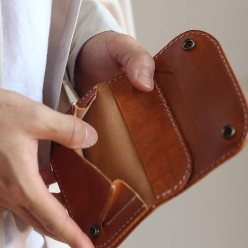 コンパクト」と「大容量」を兼ね備えたミドルフラップウォレット