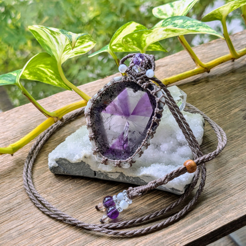 トラピッチェアメジストのマクラメネックレス