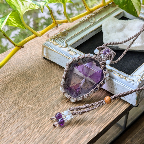 トラピッチェアメジストのマクラメネックレス