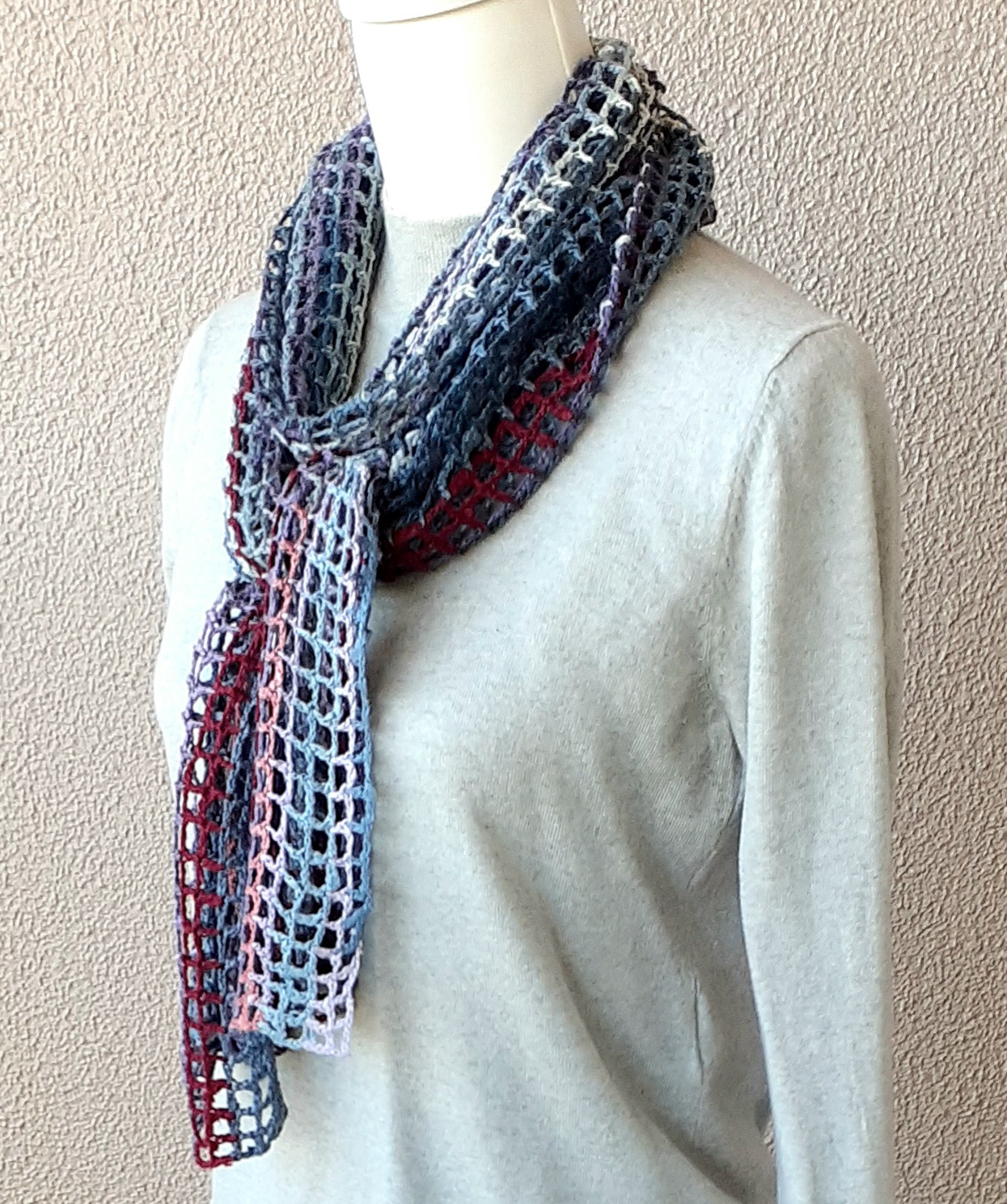 絹 真綿紬糸で作った 手編みマフラー 方眼編み いろいろなグレーと赤
