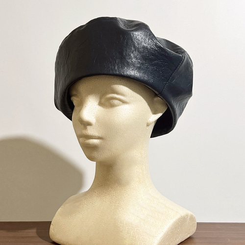 新作‼️ カタチにこだわるベレー帽 フェイクレザー ネイビー