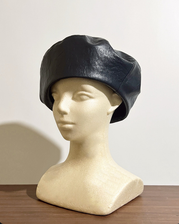 新作‼️ カタチにこだわるベレー帽 フェイクレザー ネイビー ベレー帽