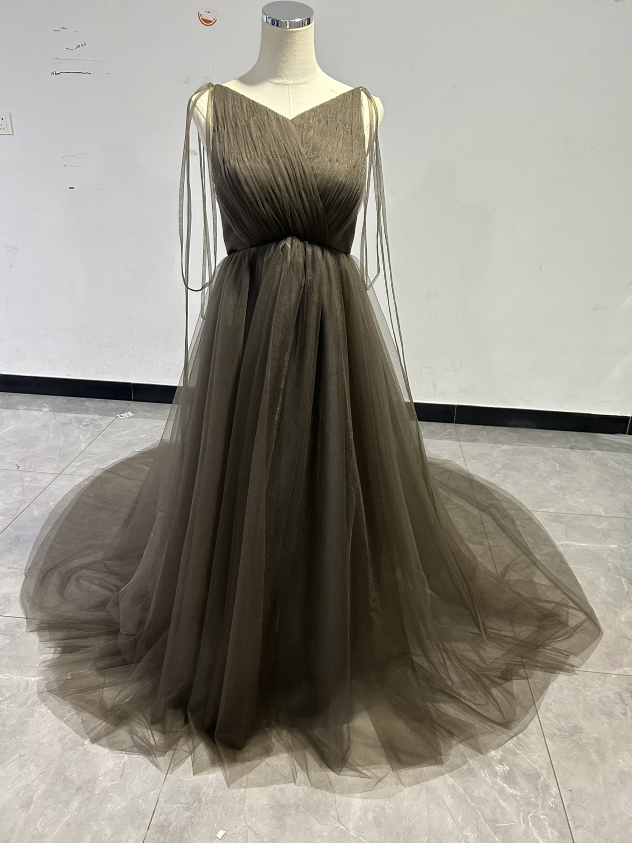 大好評中！パーティードレス 深めな緑 Vネック キャミソール ソフトチュール 可愛い 2次会/合コン