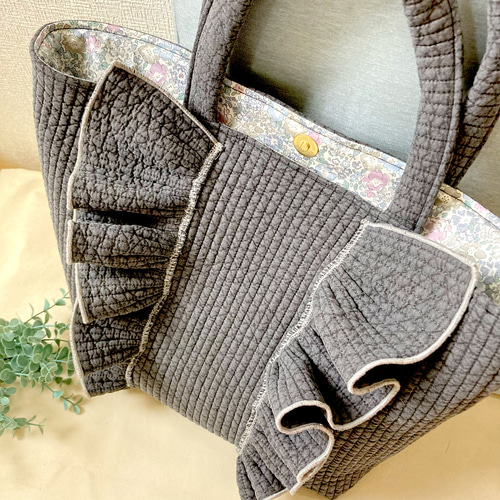 天使の羽根フリルの軽やかヌビバッグ♪パールなし♪イプルキルト♪ダークグレー トートバッグ ChiyodeCotta 通販｜Creema(クリーマ)  18347316