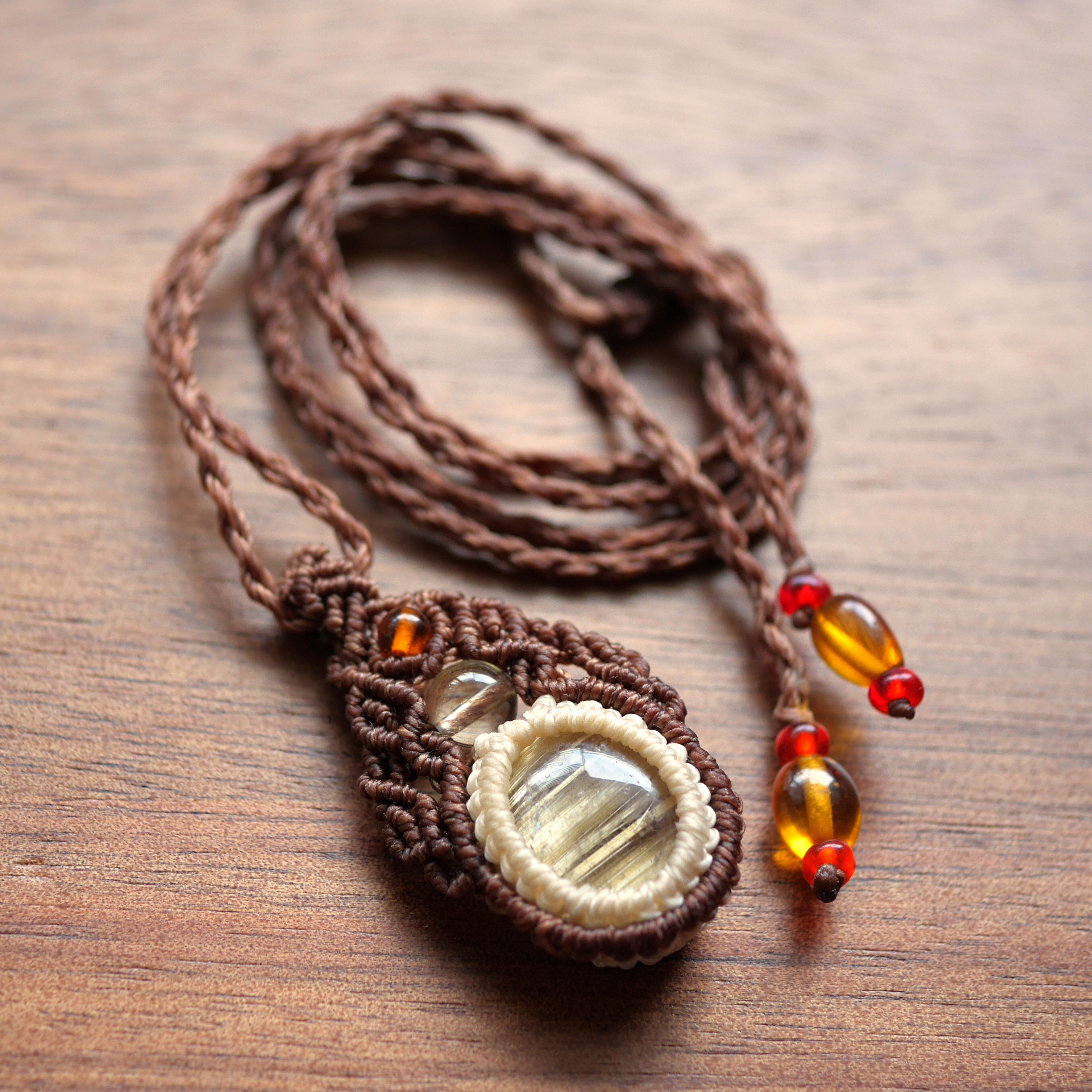 マクラメペンダント☆虹入りキャッツアイルチル・オウロヴェルデ・ブルーアンバー_220488