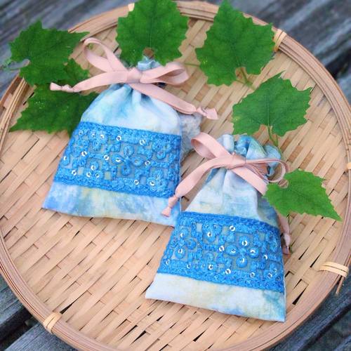 手のひらサイズの巾着袋(手染め布・藍染めインド刺繍リボン