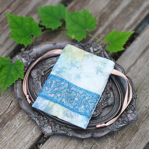 手のひらサイズの巾着袋(手染め布・藍染めインド刺繍リボン