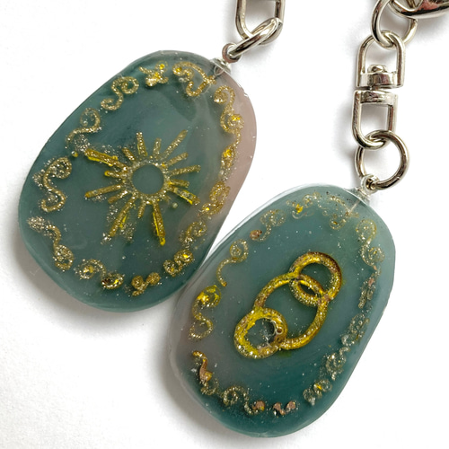 象形文字のペンダント・キーホルダー 古代装飾品のようなレジン