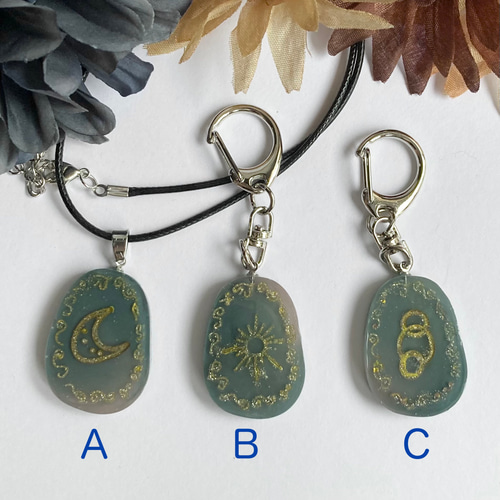 象形文字のペンダント・キーホルダー 古代装飾品のようなレジン