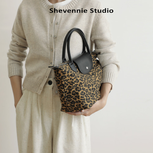 一目惚れ級【Roger Vivier】ヒョウ柄 バケツ クロスボディバッグ ショルダー&クロスボディバッグ | Roger Vivier