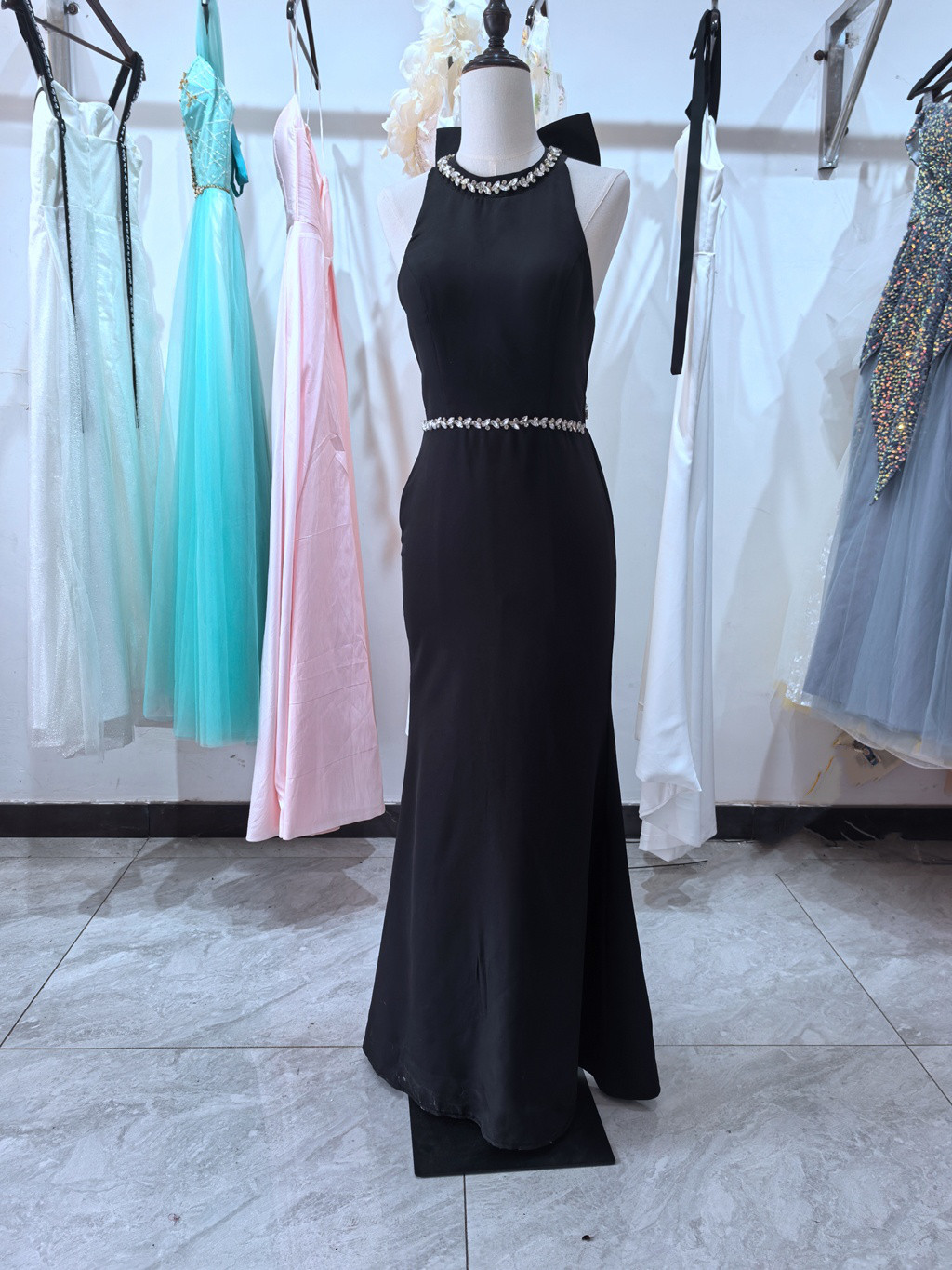 黒 ホルターネックカラードレ 優雅である 背中を見せる やせて見える簡約 緞面花嫁のウェディングドレス花嫁演奏会 D21