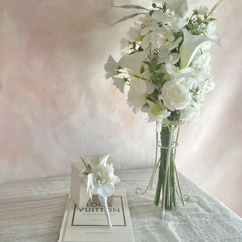 エレガントなホワイトブーケとブートニア 【公式通販】