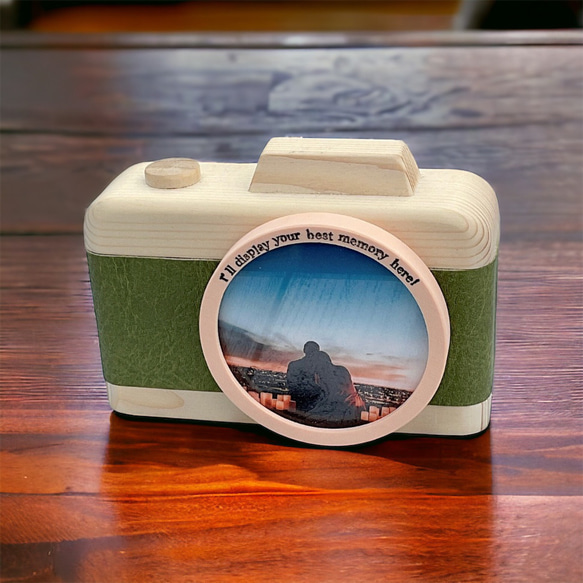 父の日ギフトに｜木製カメラ型フォトフレーム〈ライトオリーブ×ナチュラル〉名入れ・写真セット可 1枚目の画像