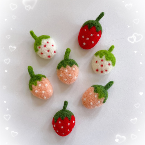 羊毛フェルト 大人かわいい 淡いピンク色のいちごブローチ フルーツ