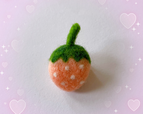 羊毛フェルト 大人かわいい 淡いピンク色のいちごブローチ フルーツ