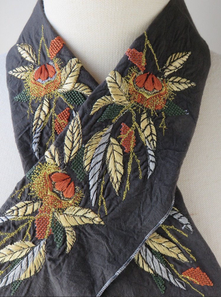 半襟／豪華手刺繍／黒地に小菊 半襟／豪華手刺繍／黒地に菊／古典柄