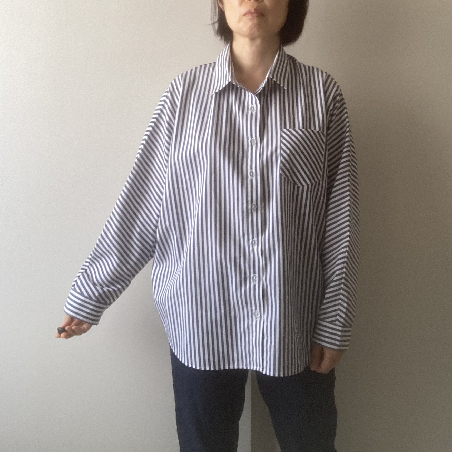 ドルマンスリーブのシャツ　ブルーグレーのストライプ