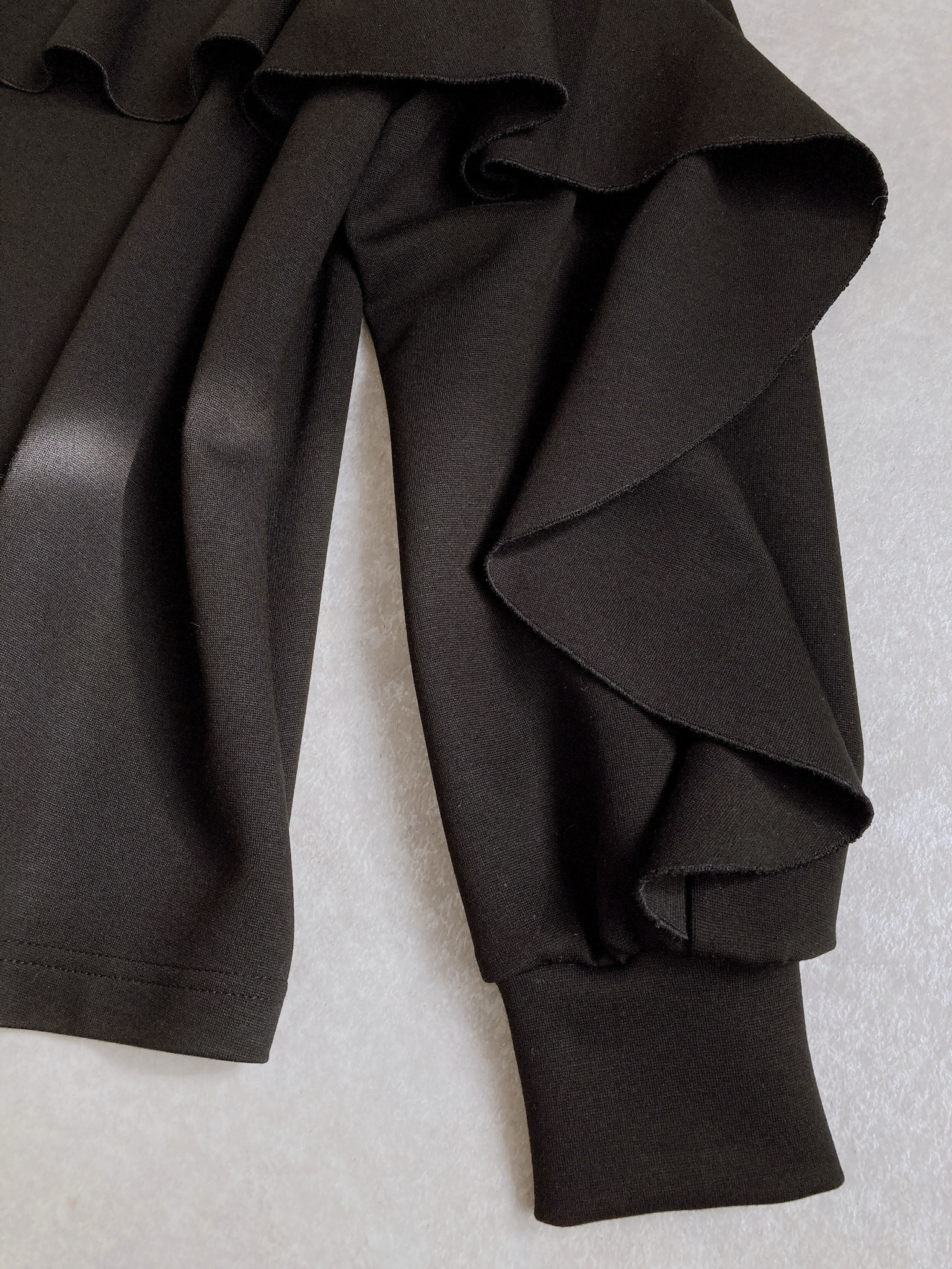 フリルジャージーニットプルオーバー（ブラック）