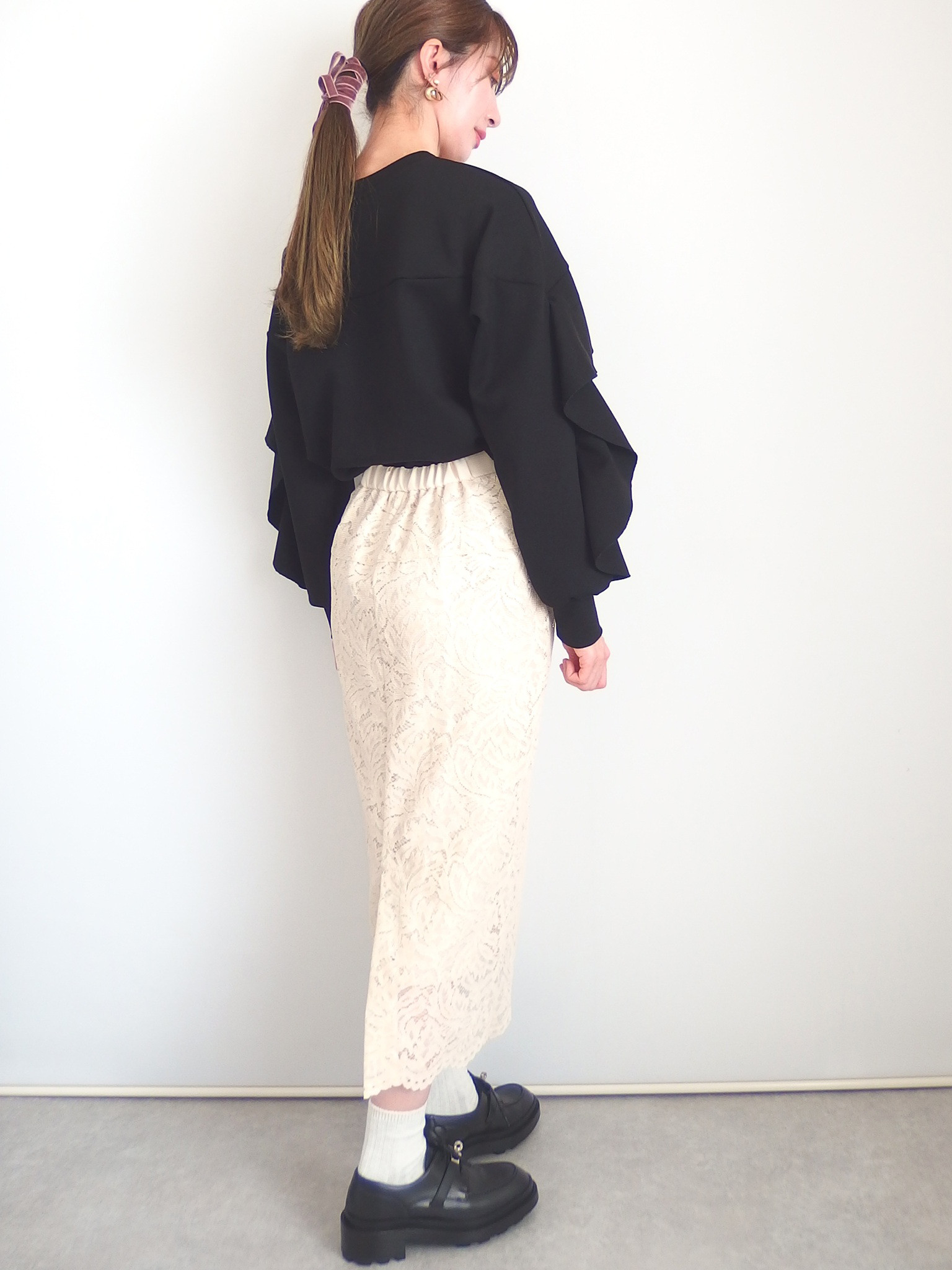 フリルジャージーニットプルオーバー（ブラック）