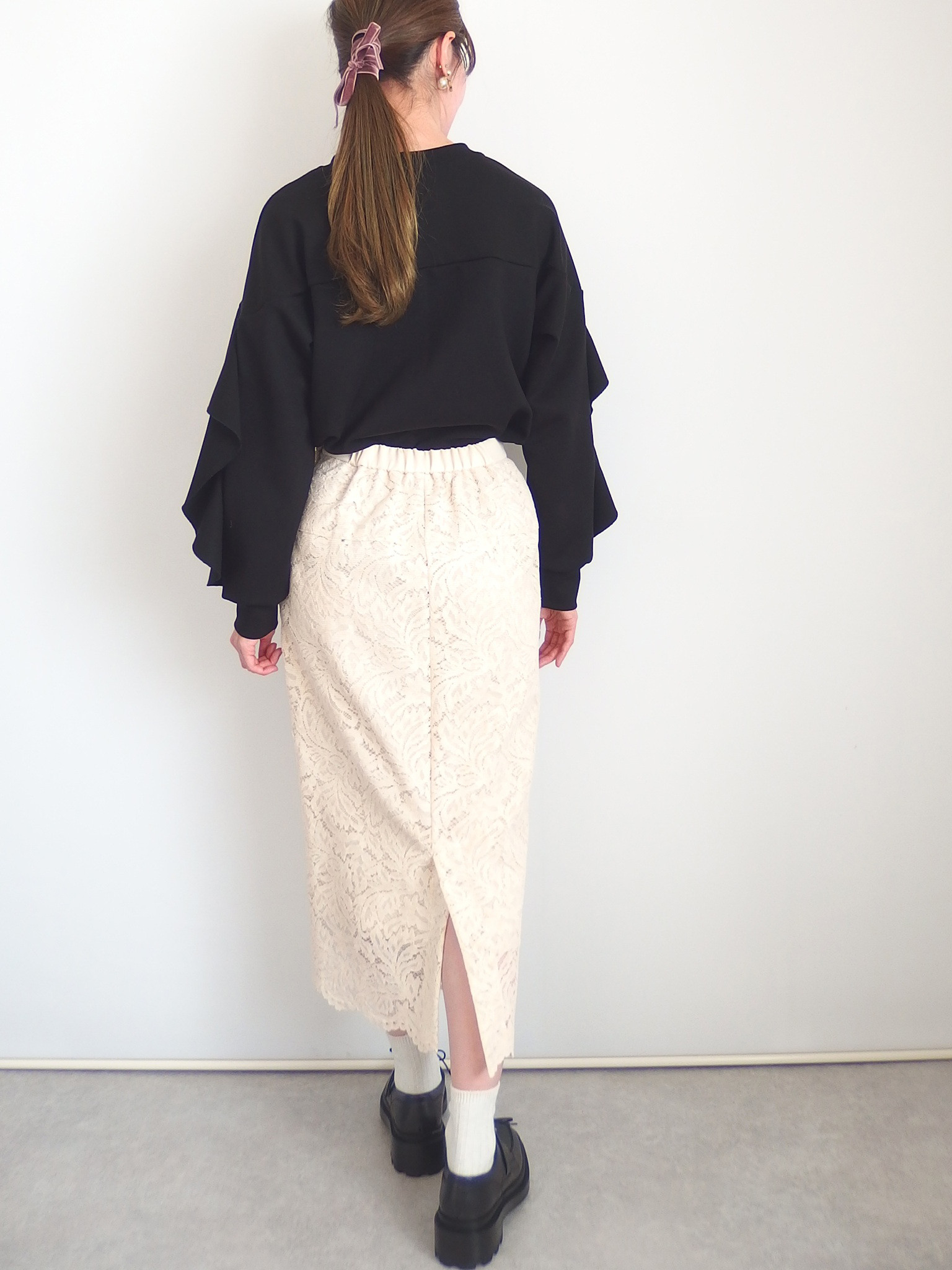 フリルジャージーニットプルオーバー（ブラック）