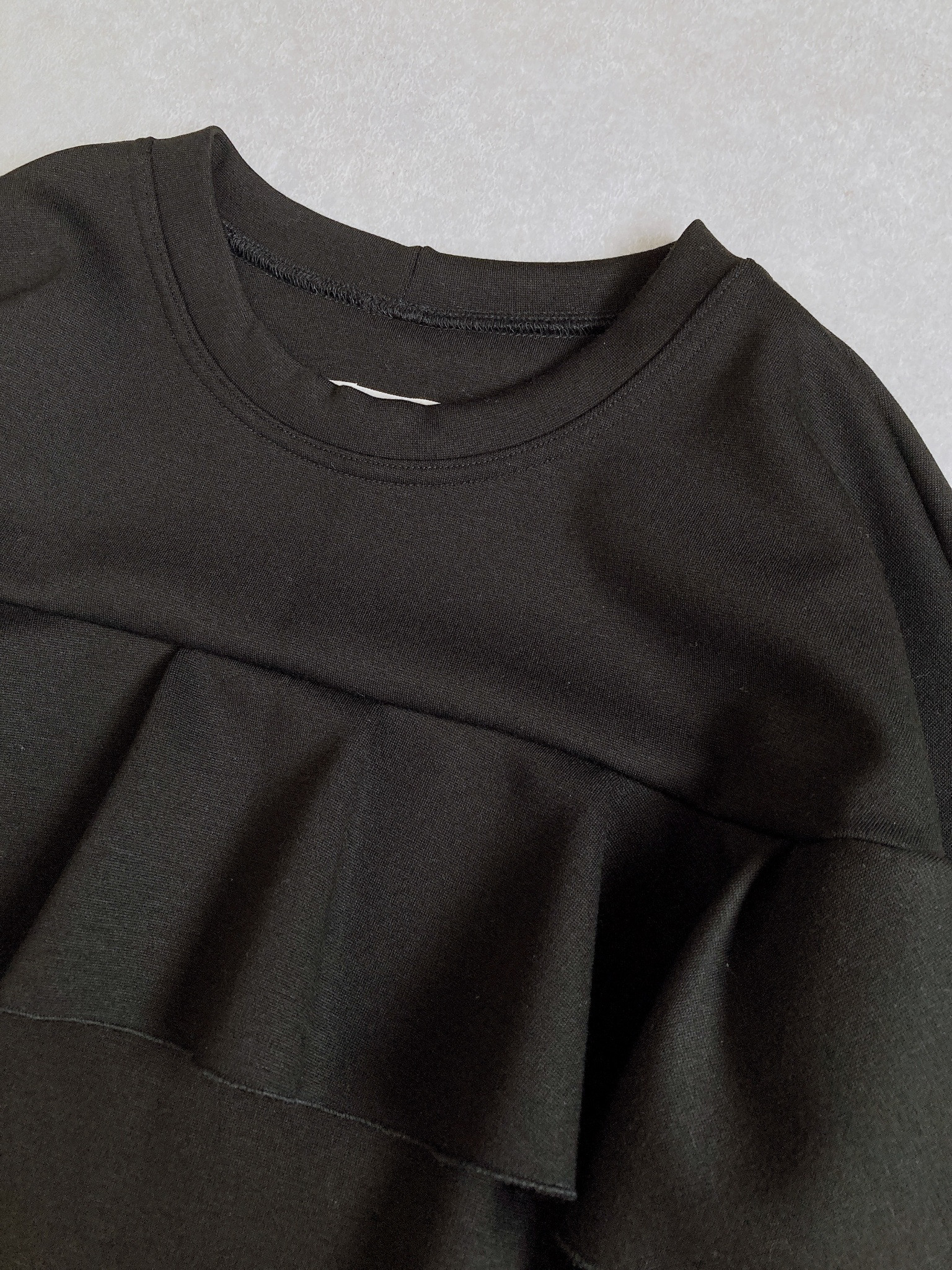 フリルジャージーニットプルオーバー（ブラック）