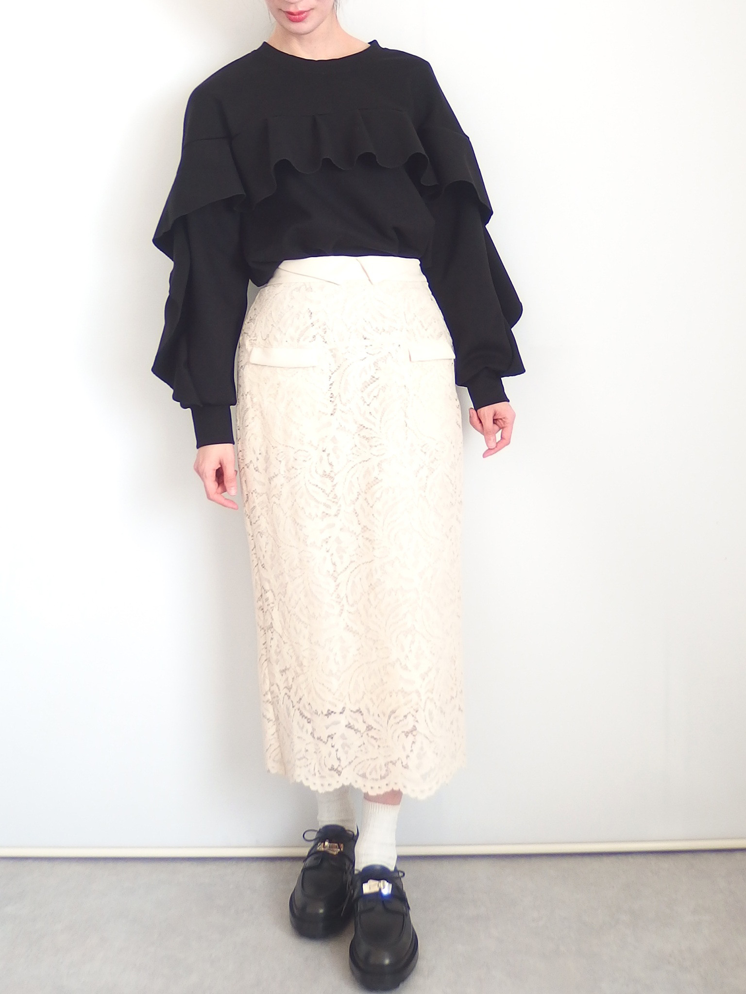 フリルジャージーニットプルオーバー（ブラック）