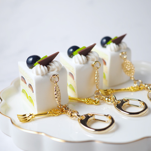 d*7様 ショートケーキさんの編みぐるみキーホルダー〇 あみぐるみ スイーツ ショートケーキ ハンドメイド キーホルダー