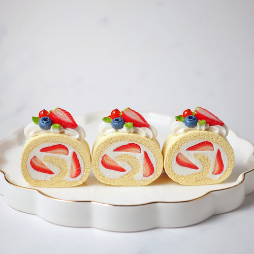 いちごロールケーキキーホルダー キーホルダー Fairy Candy 通販