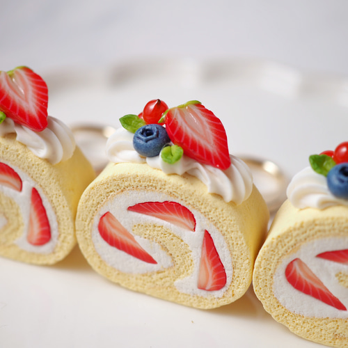 いちごロールケーキキーホルダー キーホルダー Fairy Candy 通販