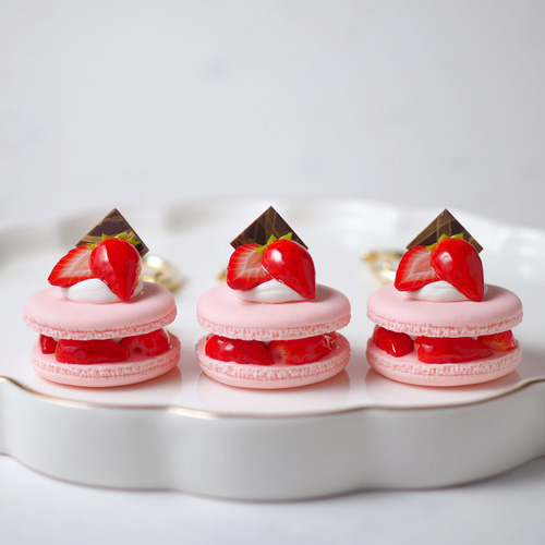 いちごマカロンキーホルダー キーホルダー Fairy Candy 通販 18349501