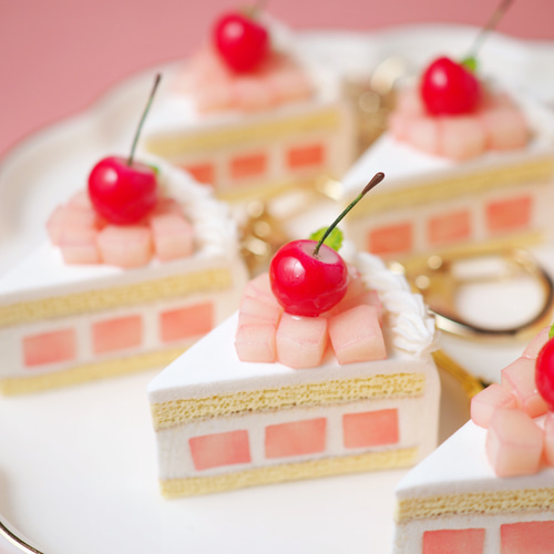 桃のショートケーキキーホルダー キーホルダー Fairy Candy 通販