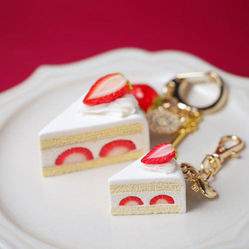 ミニ】いちごショートケーキチャーム(カット) キーホルダー ミニ】いちごショートケーキチャーム(カット) キーホルダー