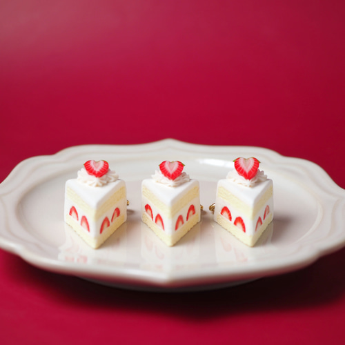 ミニ】いちごショートケーキチャーム（カット） キーホルダー