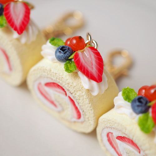 ミニ】いちごロールケーキチャーム キーホルダー Fairy Candy ミニ】いちごロールケーキチャーム キーホルダー Fairy Candy