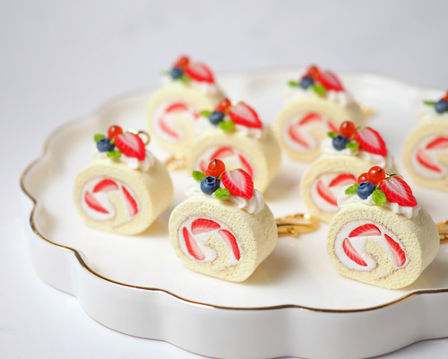 ミニ】いちごロールケーキチャーム キーホルダー Fairy Candy ミニ】いちごロールケーキチャーム キーホルダー Fairy Candy