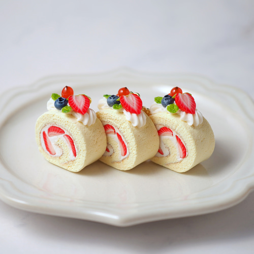 ミニ】いちごロールケーキチャーム キーホルダー Fairy Candy ミニ】いちごロールケーキチャーム キーホルダー Fairy Candy