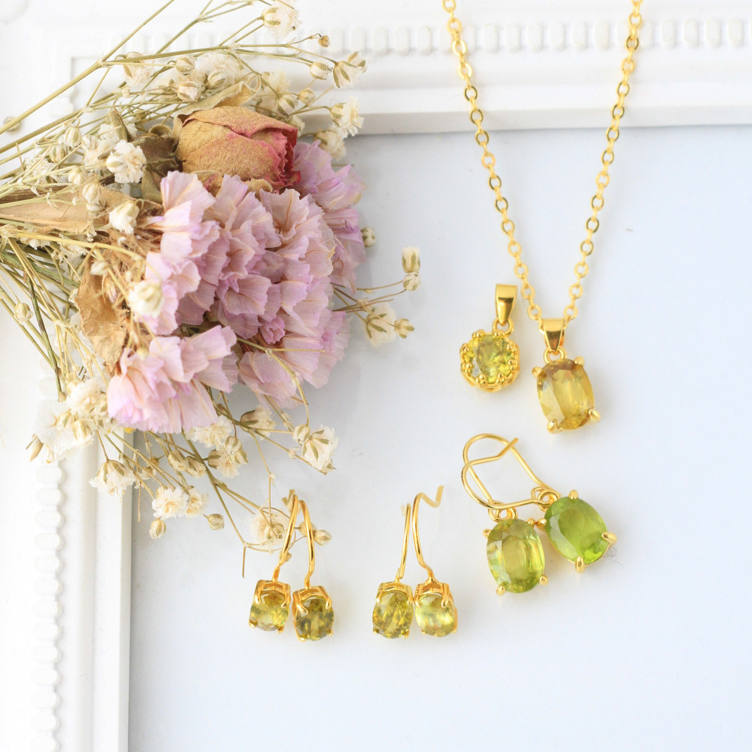 【希少石／7月誕生石】宝石質スフェーン　多色性　18Kgピアス