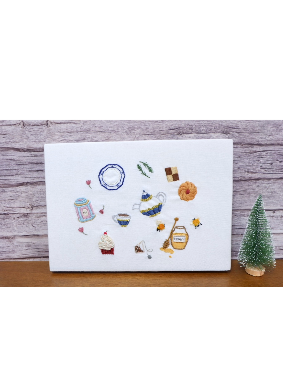 Simple joys / 手刺繍のファブリックパネル