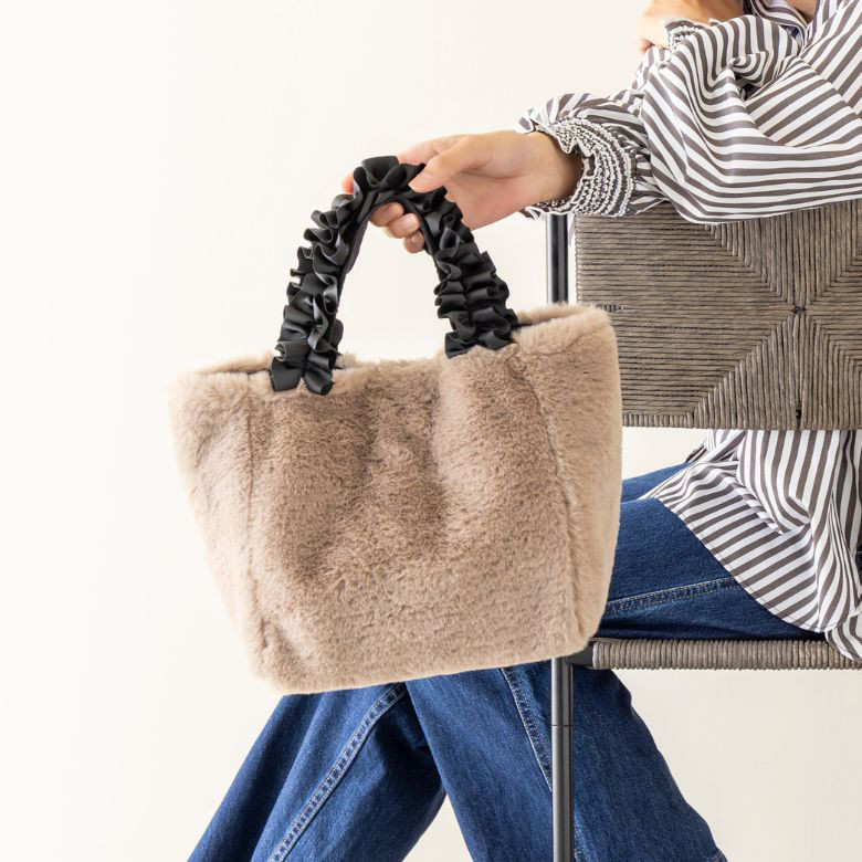 【ふわふわ もこもこ】 ファーバッグ 大人かわいい 甘すぎない フリル トートバッグ ちょうどいいサイズ感 302-29 5,015円
